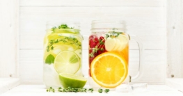 Vitaminwasser mit Obst und Früchten