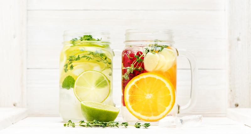 Vitaminwasser mit Obst und Früchten